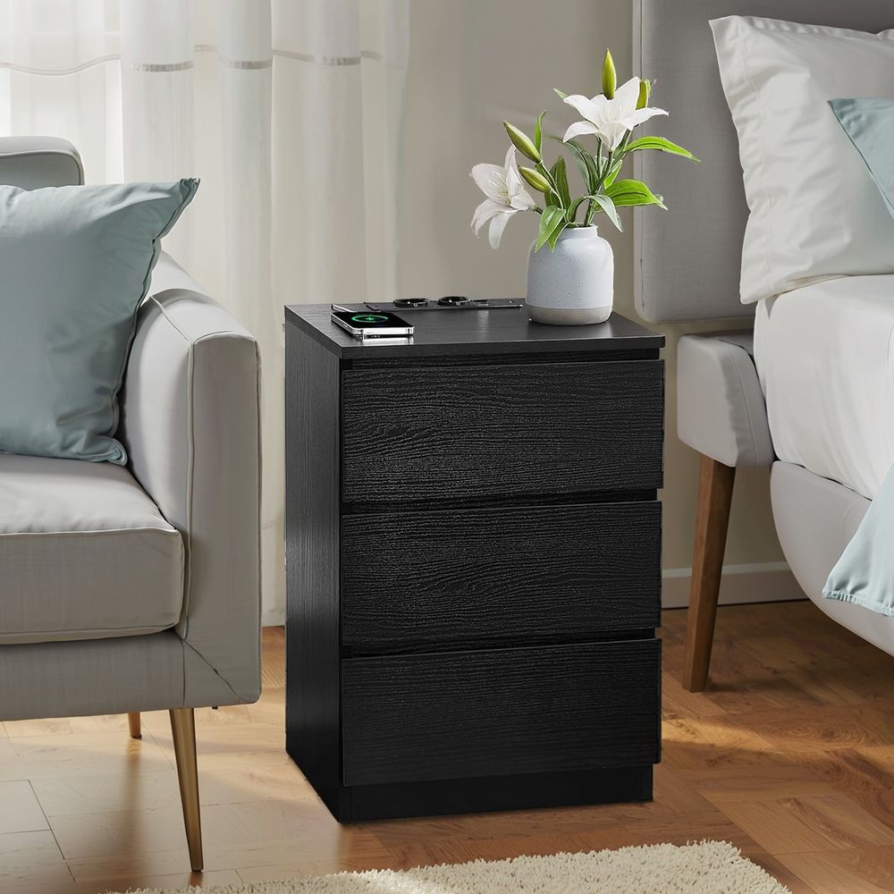 Naktsskapītis ar kontaktligzdu, sānu galds ar 3 atvilktnēm, 2 maiņstrāvas rozetes, 2 USB-A ligzdas, moderna, mākoņa balta